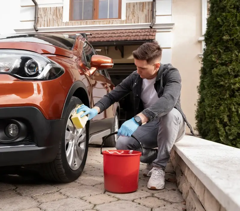 Lavage auto à domicile Saint-Michel-de-Volangis : professionnel intervenant sur un véhicule